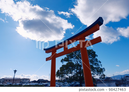日本京都一座神社的 Otorii 門在晴朗的天空下 日本京都一座神社的 Otorii 門在晴朗的天空下 98427463