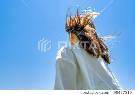 有藍天后面的小姐 98427519