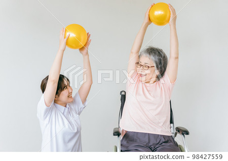 Senior and elderly men and women who exercise ball exercise, exercise, and rehabilitate at nursing homes 98427559