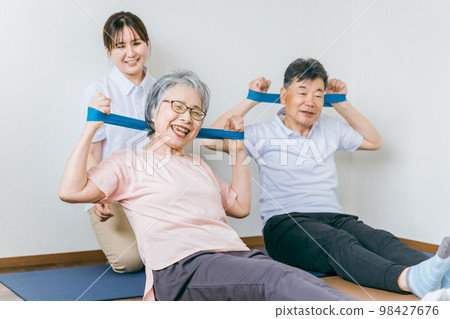 在療養院和物理治療師、護理人員和培訓師進行管訓練和康復訓練的老年男性和女性 98427676