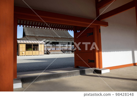 從京都御所的常命門看到的紫心殿 98428148