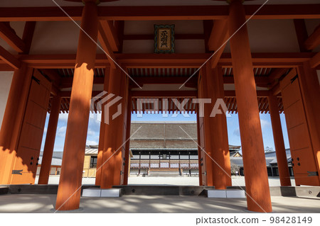 The Shishinden seen from the Jomeimon gate of the Kyoto Imperial Palace 98428149