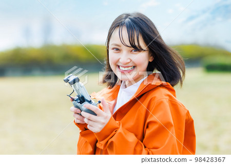 操作無人機的年輕女子 98428367