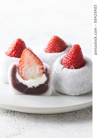 Strawberry Daifuku 98428485
