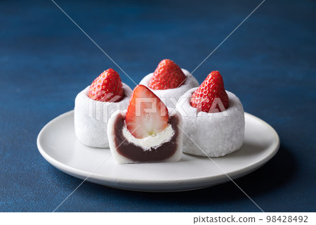 Strawberry Daifuku 98428492