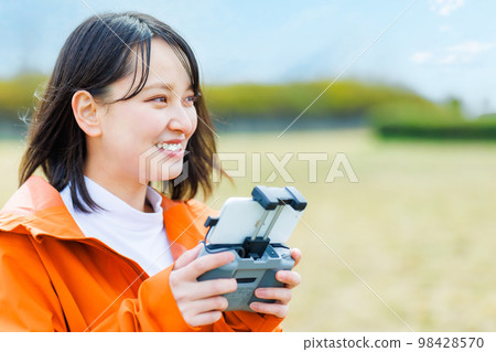 操作無人機的年輕女子 98428570