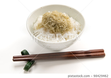 Rice topped with tororo kelp 98429462