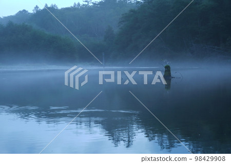 Kamikochi Taisho Pond in the morning mist 98429908