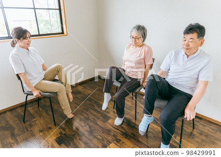 敬老院鍛煉、鍛煉、康復的高齡/老年男女及運動指導員/保健運動指導員(腿部) 敬老院鍛煉、鍛煉、康復的高齡/老年男女及運動指導員/保健運動指導員(腿部) 98429991