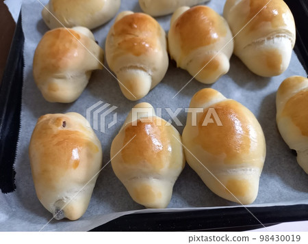 Freshly baked bread Freshly baked bread 98430019
