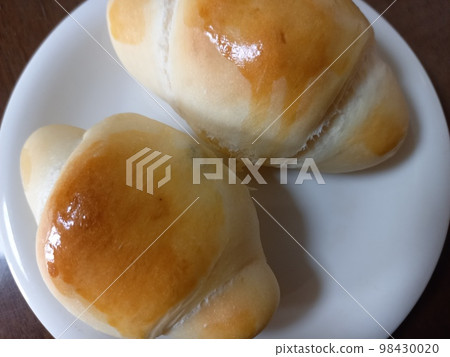 Freshly baked bread 98430020
