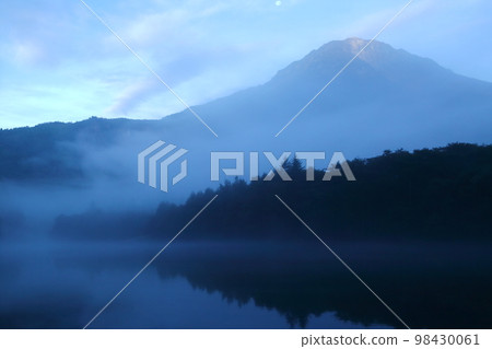 Kamikochi Taisho Pond and Mt. Yake in the Morning Mist 98430061