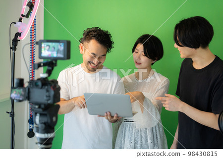 Video distribution Filming site 98430815