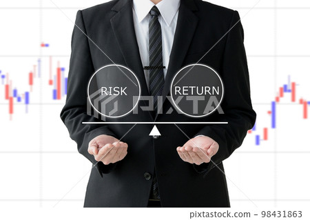 比較投資風險和回報的商人/投資者 比較投資風險和回報的商人/投資者 98431863