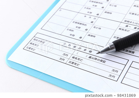 保險內容審查表和圓珠筆 保險內容審查表和圓珠筆 98431869