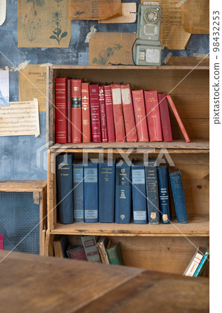 學習書架和書籍的形象 98432253