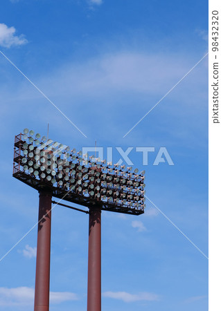 ≪Vertical≫ Blue sky Stadium lighting 98432320