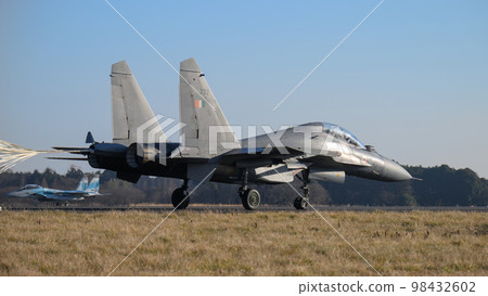 印度空軍蘇霍伊 Su-30MKI 降落 98432602