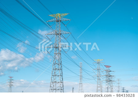各種輸電塔森林、高壓輸電線、藍天白雲b-3淺色調 98433028