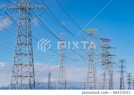 各種各樣的輸電塔、高壓輸電線、藍天和白雲c-1森林 98433031