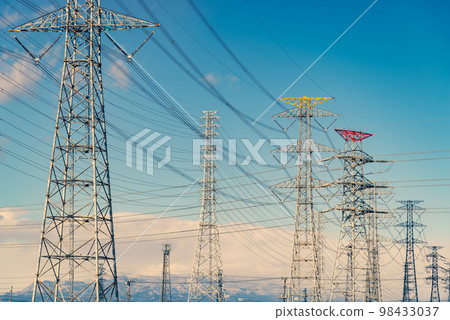各種輸電塔森林、高壓輸電線、藍天白雲c-5暖色 98433037