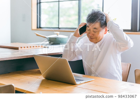 在家使用個人電腦時遇到麻煩的老人(故障、維修、欺詐、擔心) 在家使用個人電腦時遇到麻煩的老人(故障、維修、欺詐、擔心) 98433067