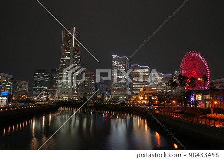 橫濱 Minatomirai 地區在晚上 橫濱 Minatomirai 地區在晚上 98433458