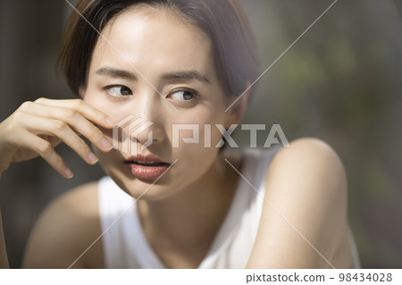 靠窗的女人 98434028