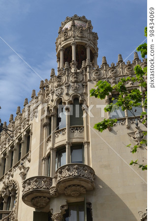 Antoni Gaudi Antoni Gaudi 98434069