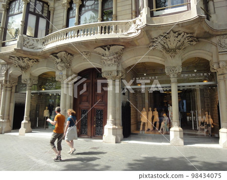 Antoni Gaudi 98434075