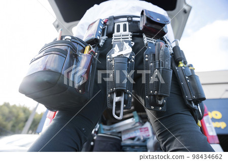 工作車前佩帶腰具的工人 工作車前佩帶腰具的工人 98434662