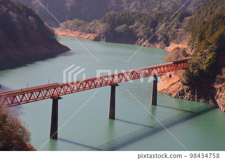 Train passing Okuoi Rainbow Bridge (Haibara District, Shizuoka Prefecture) 98434758
