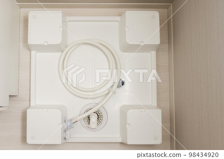 安裝新洗衣機前的洗衣機存放區 98434920