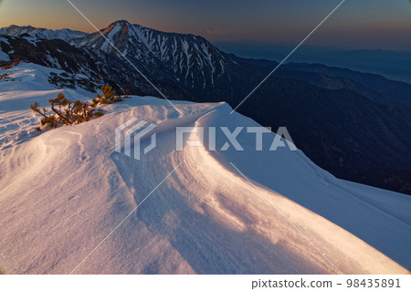 從北阿爾卑斯忠嶽山看到的夕陽下的上念山 98435891