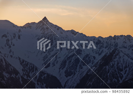 從北阿爾卑斯的草岳看到黃昏的矢裡岳 98435892