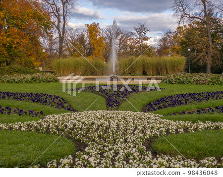 Autumn gardens of Prague Castle 98436048