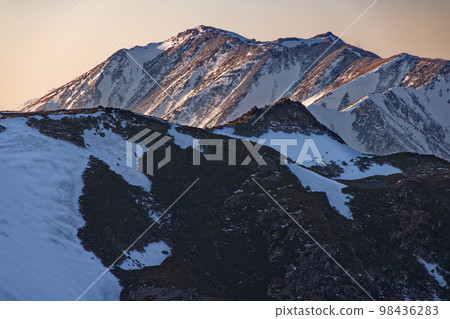 Choyari Peak 和 Mt. Otenjo 在北阿爾卑斯山 Chogatake 的黃昏 Choyari Peak 和 Mt. Otenjo 在北阿爾卑斯山 Chogatake 的黃昏 98436283