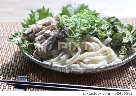夏日清爽的冷烏冬面 98436591