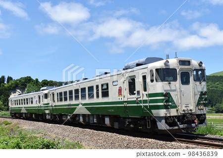 男鹿線上的Kiha 40系列柴油車快速駛向男鹿 男鹿線上的Kiha 40系列柴油車快速駛向男鹿 98436839