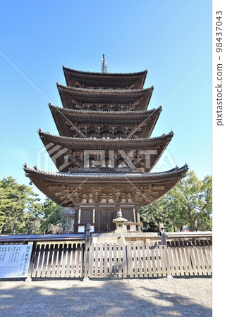 Five-storied pagoda at Kofuku-ji Temple (Nara City, Nara Prefecture) Five-storied pagoda at Kofuku-ji Temple (Nara City, Nara Prefecture) 98437043