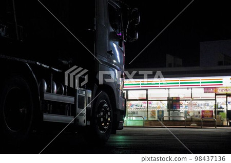 物流圖像拖車停在便利店 物流圖像拖車停在便利店 98437136