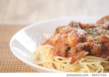 Pescatore with basil and grated cheese Pescatore with basil and grated cheese 98437194