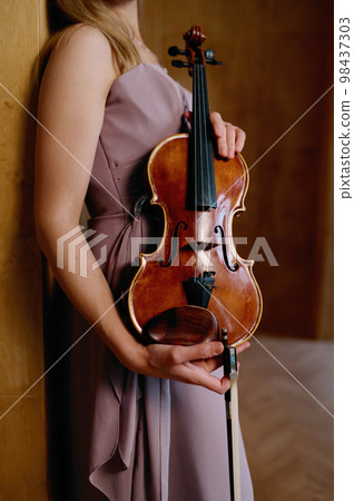 Violin in female hands cropped shot Violin in female hands cropped shot 98437303