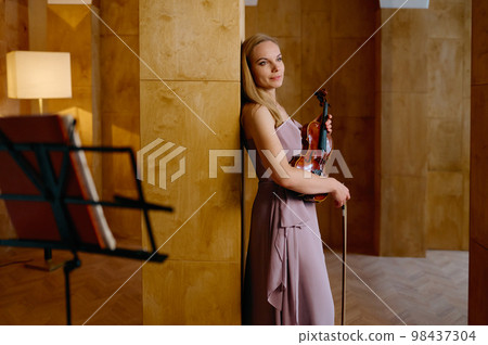 Violin in female hands cropped shot Violin in female hands cropped shot 98437304