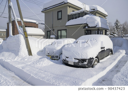 被大雪掩埋的房子和汽車 被大雪掩埋的房子和汽車 98437423