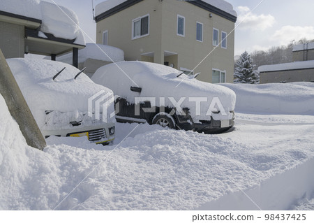 被大雪掩埋的房子和汽車 被大雪掩埋的房子和汽車 98437425