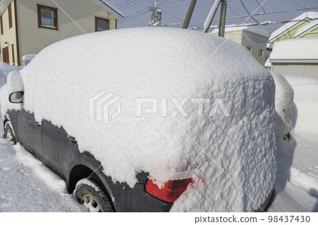 汽車停在滿是大雪的停車場 98437430