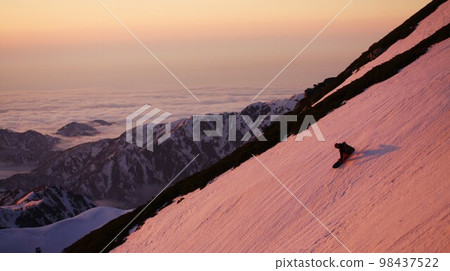 染上傍晚景色的單板滑雪者 染上傍晚景色的單板滑雪者 98437522