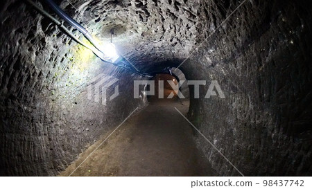 在立山的赤山地下掩體遺址內 在立山的赤山地下掩體遺址內 98437742