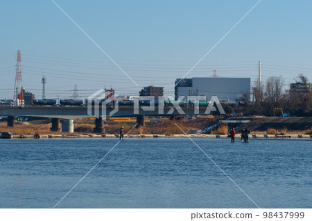 多摩河的釣魚者 多摩河的釣魚者 98437999
